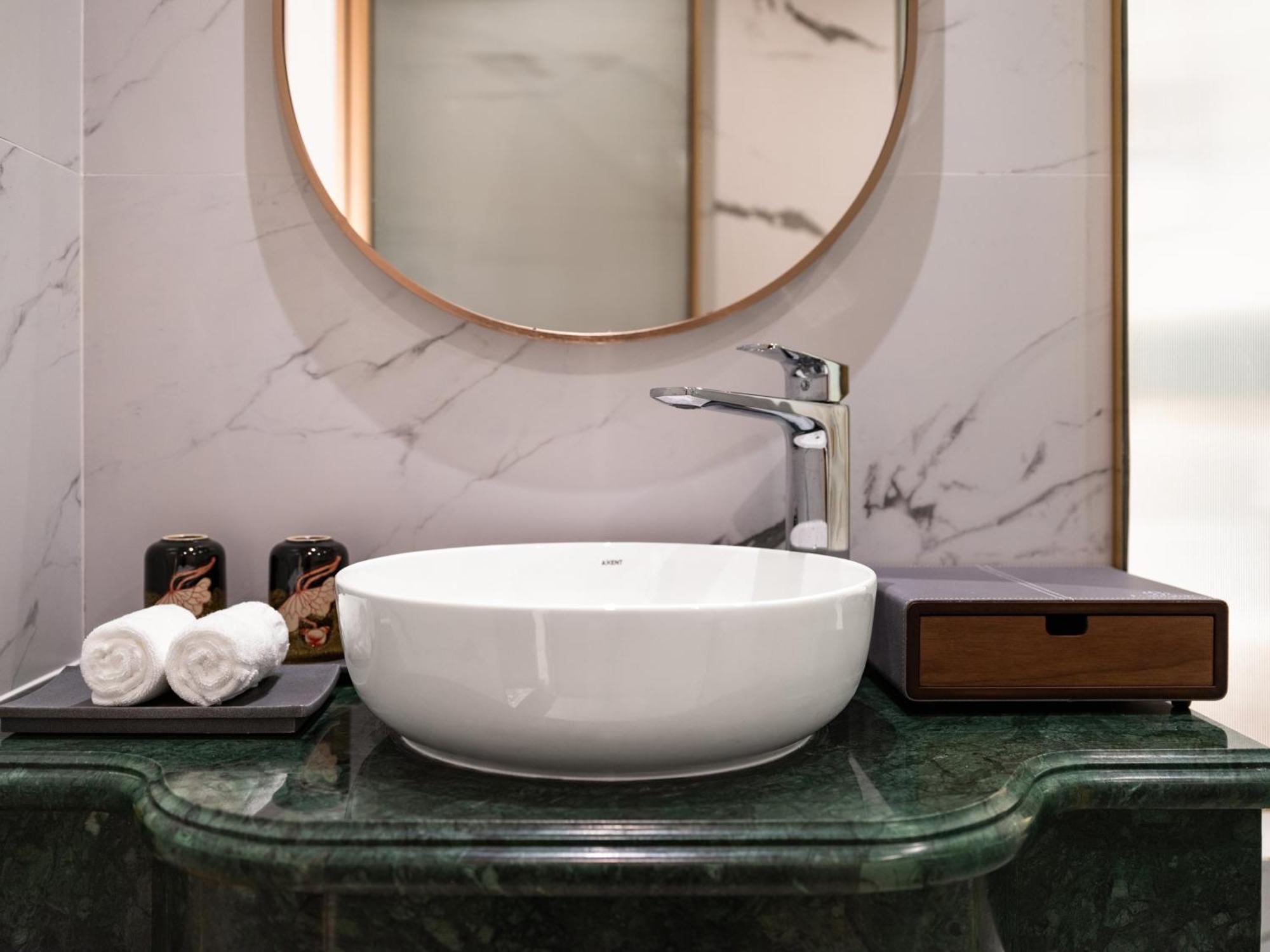 L'signature & Hotel Hanoï